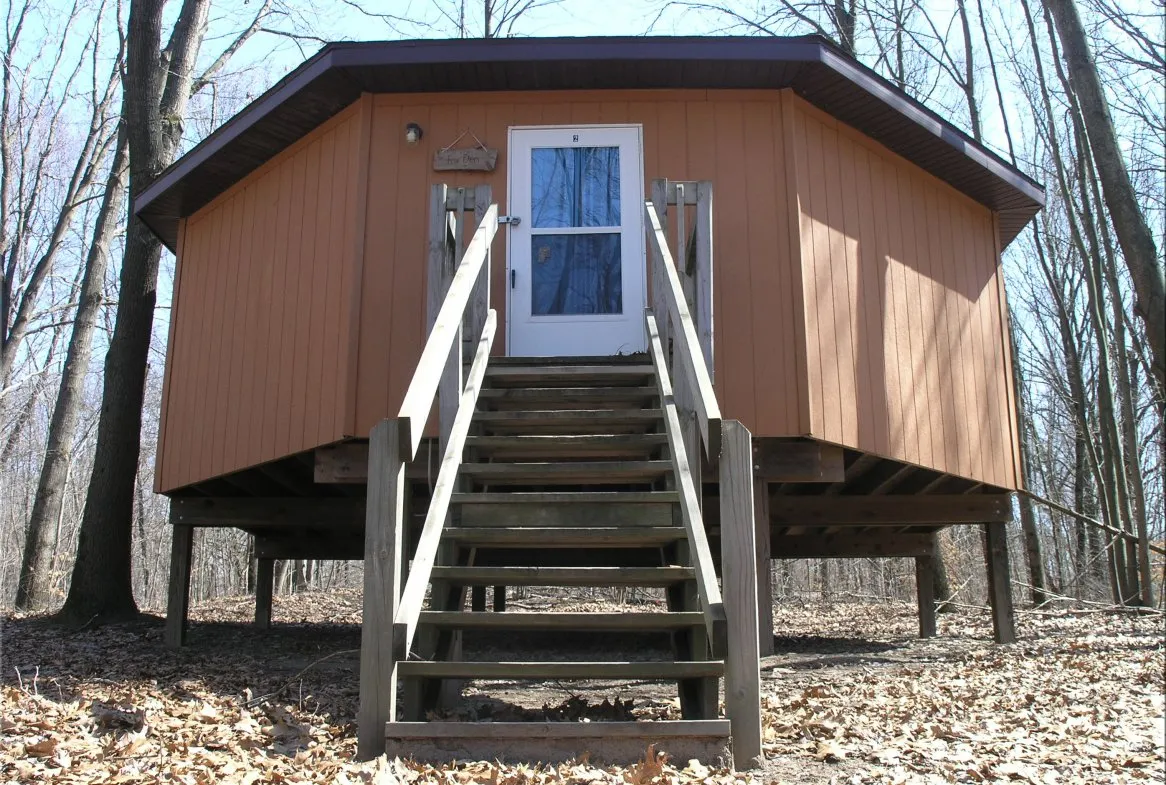Une hutte polygonale sur pilotis