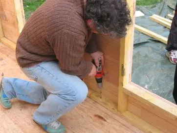 Fixation de la lisse basse au plancher