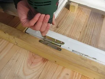 Alors on fixe les ouvrants directement sur l’embrasure de la structure