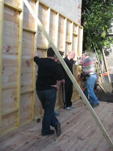 La paroi est maintenue à la verticale. Notez la tasseau en diagonale.