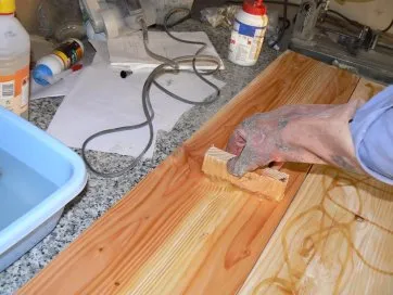 J’essuie le surplus de colle