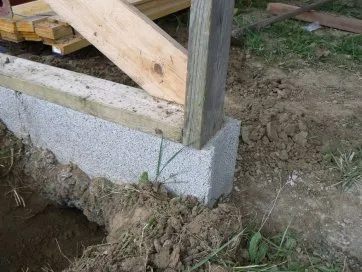 La structure est posée sur un lit de parpaings non scellés