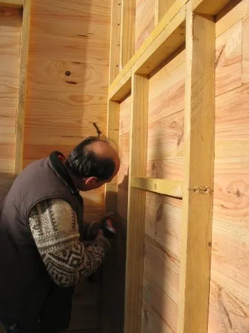 Le pignon droit est fixé dans la paroi du fond