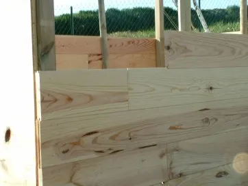 Lames de parquet montés sur des poteaux