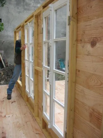 ...par les fenêtres