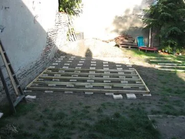 On pose les lambourdes sur les pavés, sans fixation