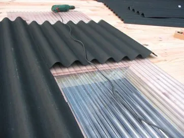 La plaque opaque est posée par dessus