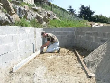 Deux tasseaux servent de guide niveau