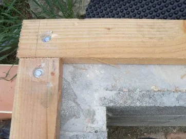 Fixation de la lisse basse avec des tires-fonds