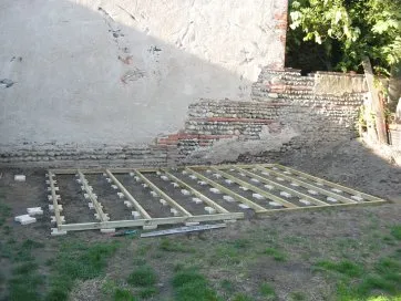 On fixe une lambourde perpendiculaire aux extrémités pour immobiliser le tout