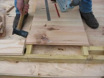 Les lames sont découpées grossièrement et dépassent