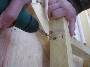 Fixation d’une extrémité de l’entretoise contre le montant