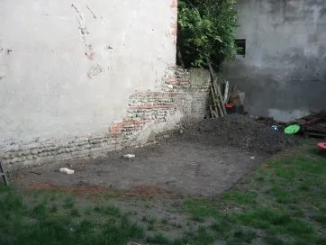On a décaissé un peu pour obtenir une surface à peu près plane