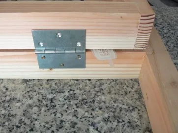 puis fixation de l’ouvrant. Remarquez la cale pour menager un espace.