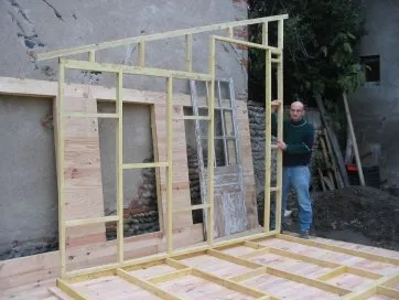 Ossature du pignon gauche avec l’embrasure de porte