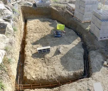 Féraillage des fondations avant coulage (vue d’ensemble)