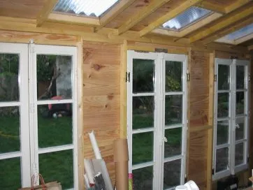 Trois fenêtres au mur