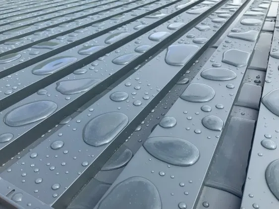 Test d’étanchéité des lames aluminium SUNDIY pour pergola bioclimatique