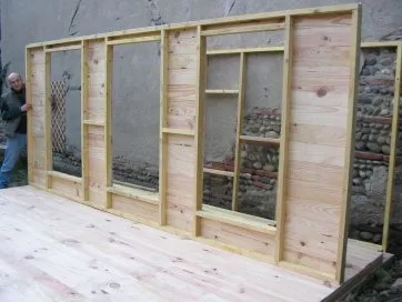 Remarquez les embrasures de fenêtres