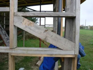 On voit la partie inférieure et la partie supérieure de l’ossature