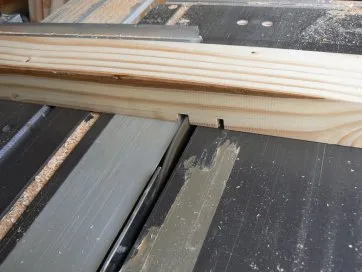 Réalisation d’une encoche à la scie de table