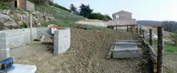 Vue du sous-bassement et de la plate-forme aménagée avec un mur de soutenement en rondins de chataignier