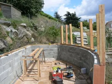 Montants de la façade cintrée