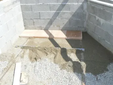 On nivèle le sable en appui sur les tasseaux