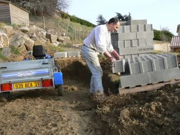 Bruno au déchargement des parpaings