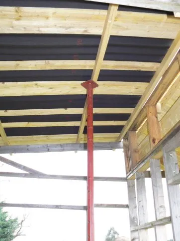 Un pied-droit pour soulager en attendant la finition complète de la structure