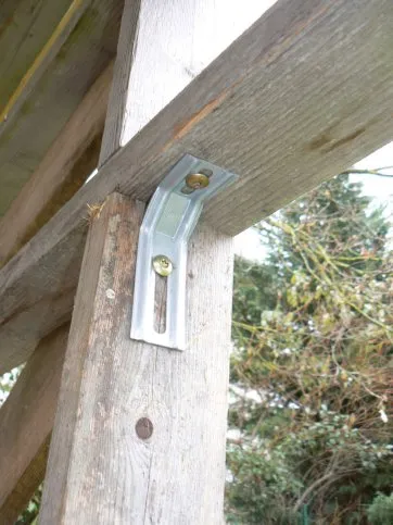 Fixation du montant à la lisse intermédiaire