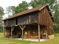 Grange a toit à deux versants