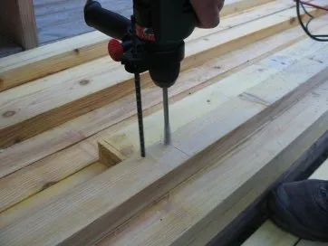 On a élargi le passage à la mèche plate pour loger la tête de vis