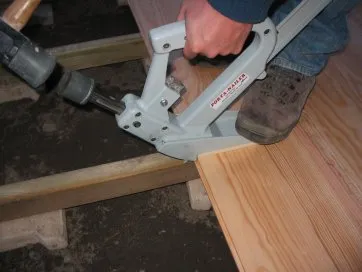 ce qui insère une pointe "dent de requin" à 45°, pile au bon endroit au dessus de la languette