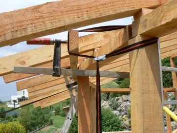 Des serre-joints pour cintrer. Je place des sangles au fur et à mesure.