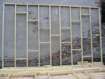 Le décalage des entretoises forment une croix de Saint-André