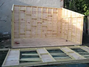 La façade est en attente à terre