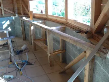 des montants contre le mur en vis-à-vis