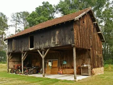 Grange a toit à deux versants