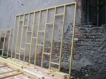 Cette croix assure le contrevement de l’ossature dans les deux sens