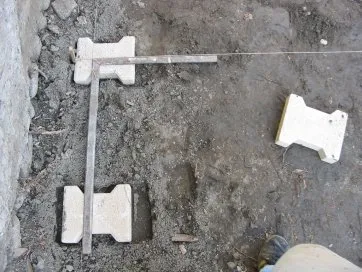 La perpendiculaire est reperée à l’aide d’une équerre de maçon