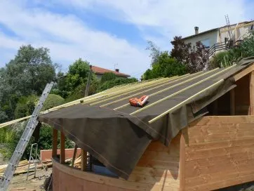 La 1ère ligne de liteaux dans le sens de l’écoulement