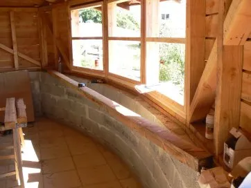 J’ai commencé par poser un chevron à l’horizontale, en appui sur le muret