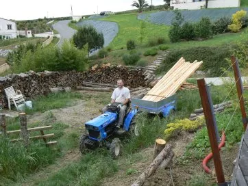 La cabane est en hauteur. Les matériaux sont montés au microtracteur