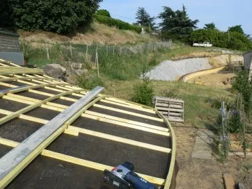 Les liteaux épousent les courbes