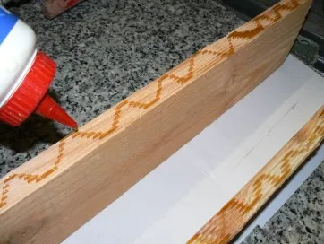 Application d’un filet de colle dans les rainures