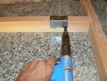 Charnière sur le dormant