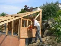 Je fixe à la cloueuse pneumatique