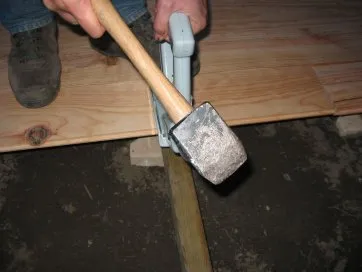 On frappe sur le piston avec une masse