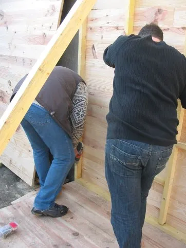 On fixe avec des grandes vis D6